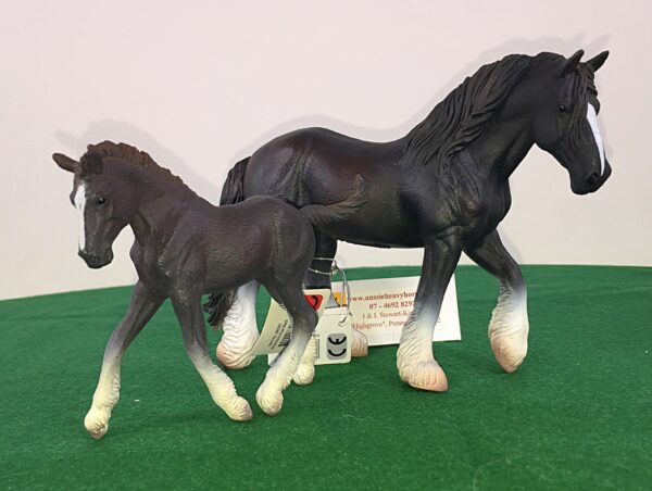 This Black Shire Gift Set includes both a Mare and Foal anatomically accurate sculptures replicating the Shire Mare and Foal in miniature.