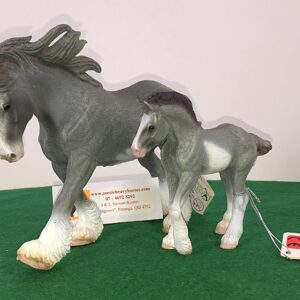 This Grey Clydesdale Gift Set gives us an anatomically accurate sculpture replicating the Clydesdale Stallion and Foal in miniature.