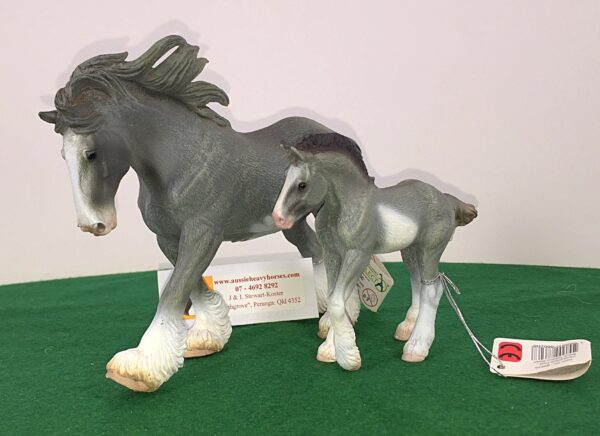 This Grey Clydesdale Gift Set gives us an anatomically accurate sculpture replicating the Clydesdale Stallion and Foal in miniature.